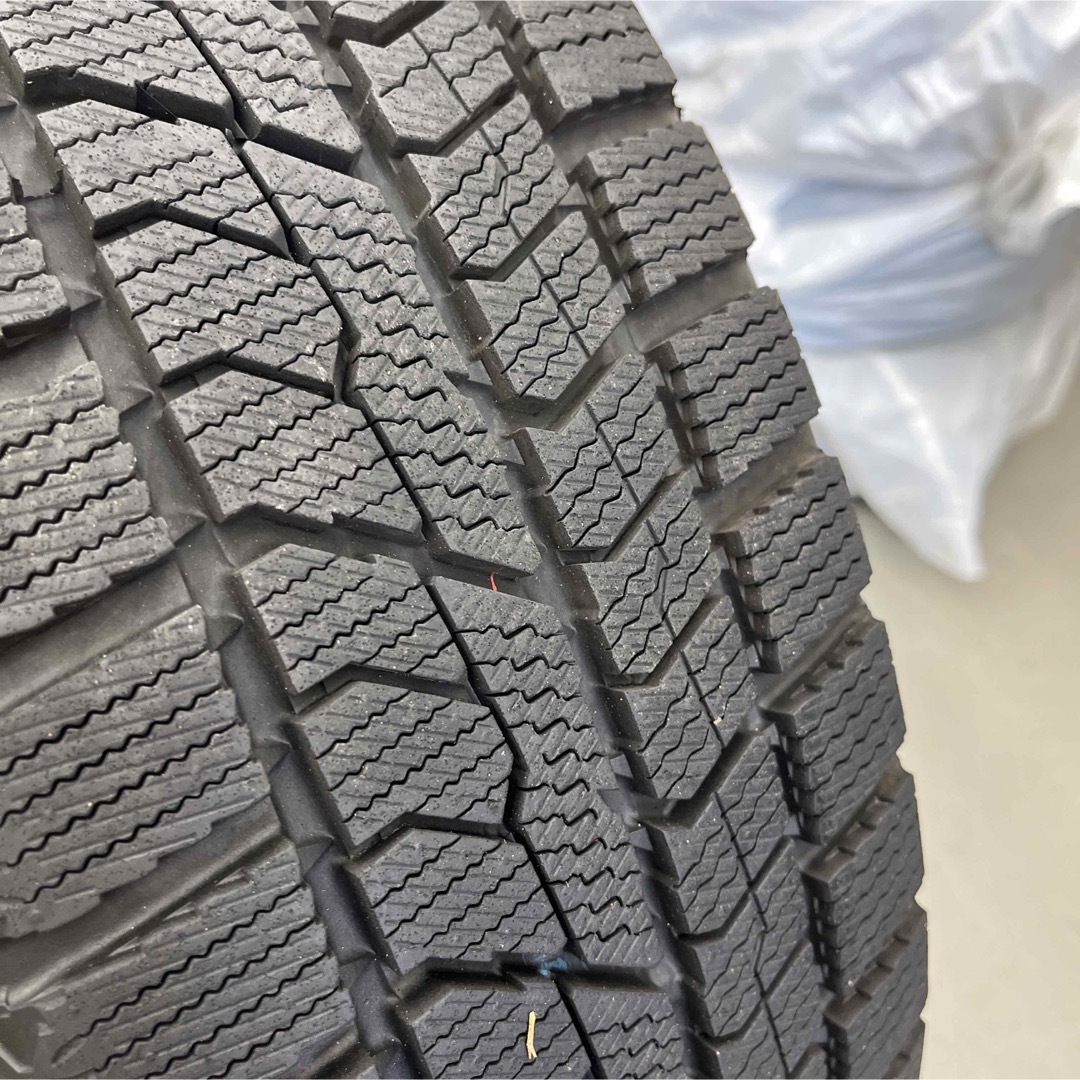 トーヨータイヤ(トーヨータイヤ)のトヨタカローラフィールダースタッドレスタイヤホイル付185/65R15 自動車/バイクの自動車(タイヤ・ホイールセット)の商品写真