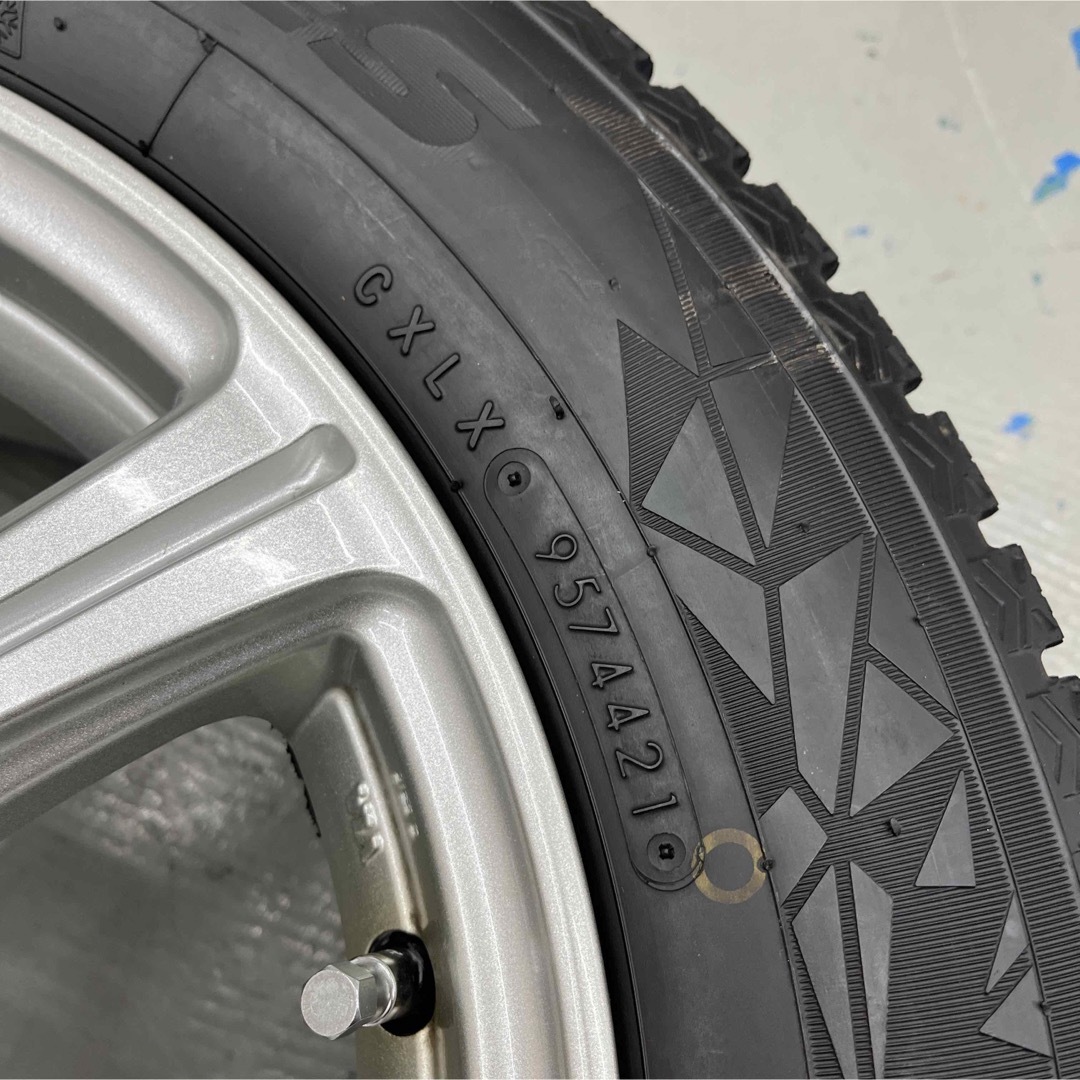 トーヨータイヤ(トーヨータイヤ)のトヨタカローラフィールダースタッドレスタイヤホイル付185/65R15 自動車/バイクの自動車(タイヤ・ホイールセット)の商品写真