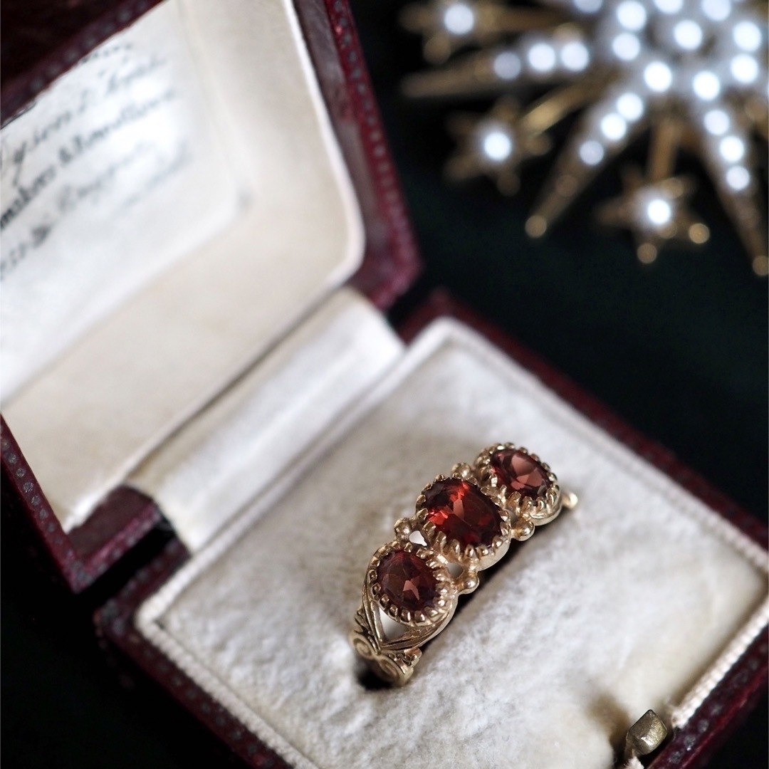イギリス ヴィンテージリング ガーネット 一文字✴︎ 英国 指輪 アンティーク レディースのアクセサリー(リング(指輪))の商品写真