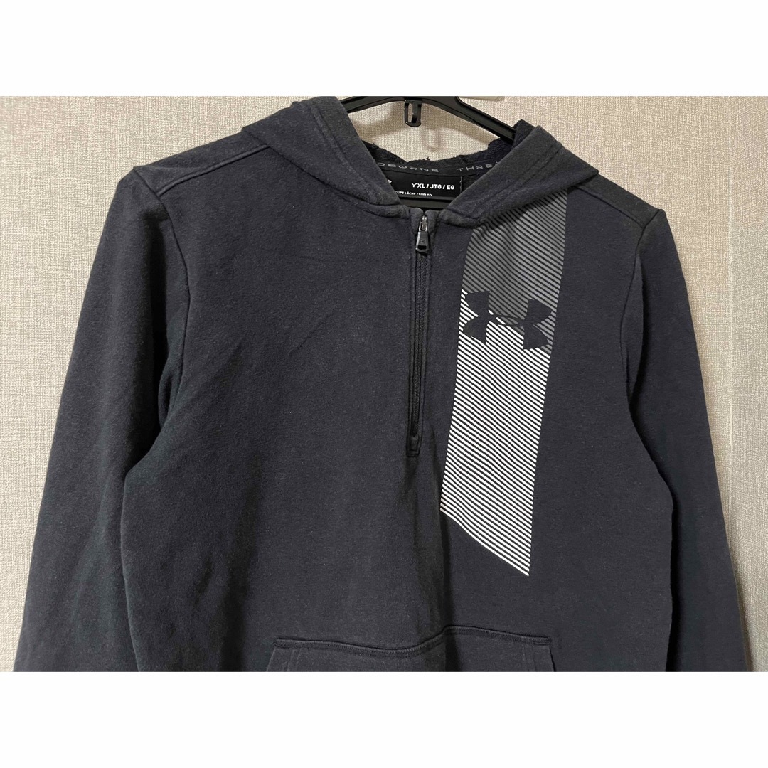 UNDER ARMOUR(アンダーアーマー)のアンダーアーマー パーカー　YXL ブラック キッズ/ベビー/マタニティのキッズ服男の子用(90cm~)(ジャケット/上着)の商品写真