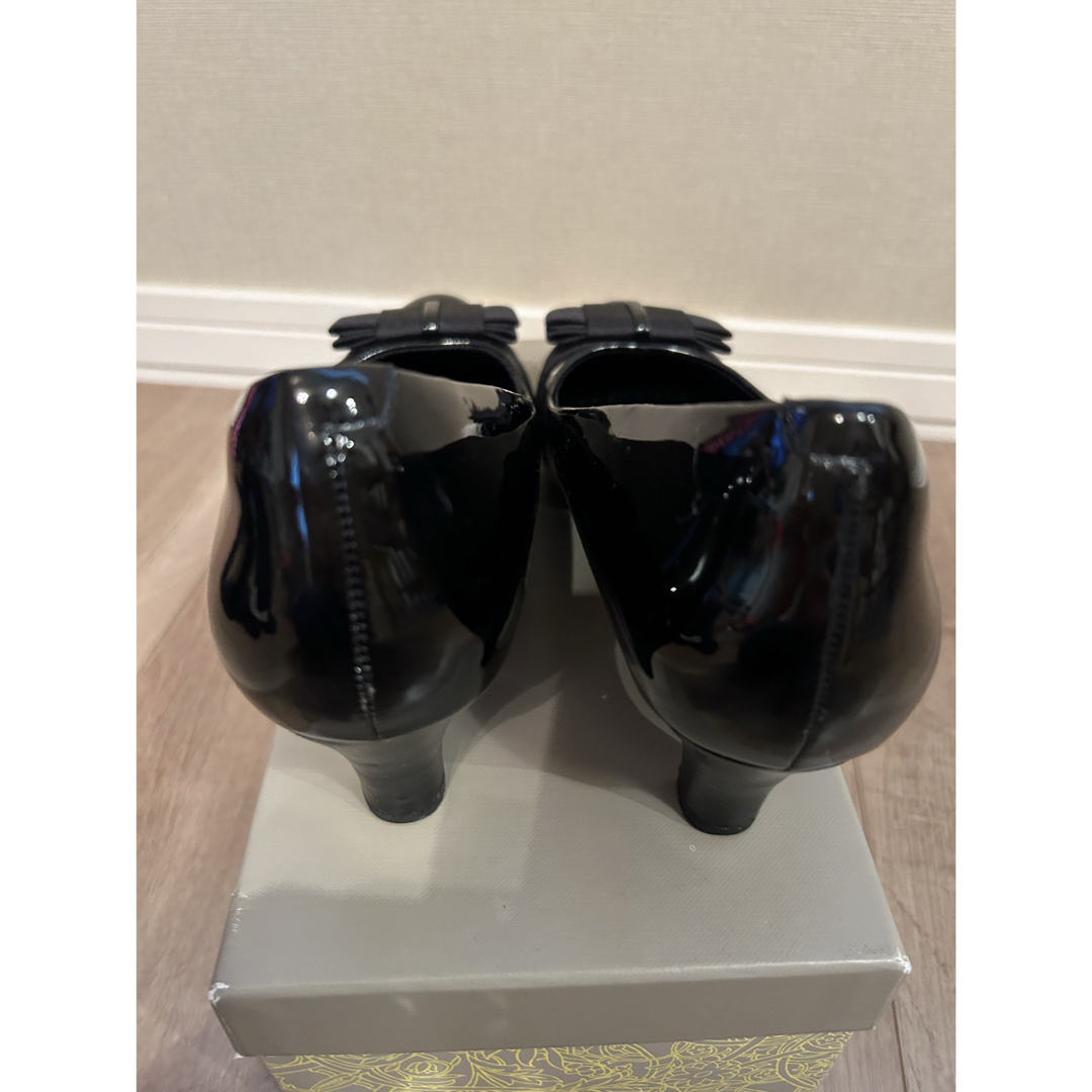 ReFLEcT(リフレクト)のReflect エナメル風リボンパンプス　黒　24cm レディースの靴/シューズ(ハイヒール/パンプス)の商品写真