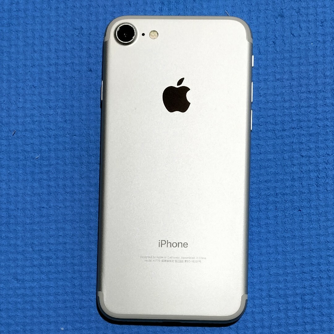 Apple(アップル)のiPhone7 128GB シルバー au対応端末 SIMロック解除 スマホ/家電/カメラのスマートフォン/携帯電話(スマートフォン本体)の商品写真