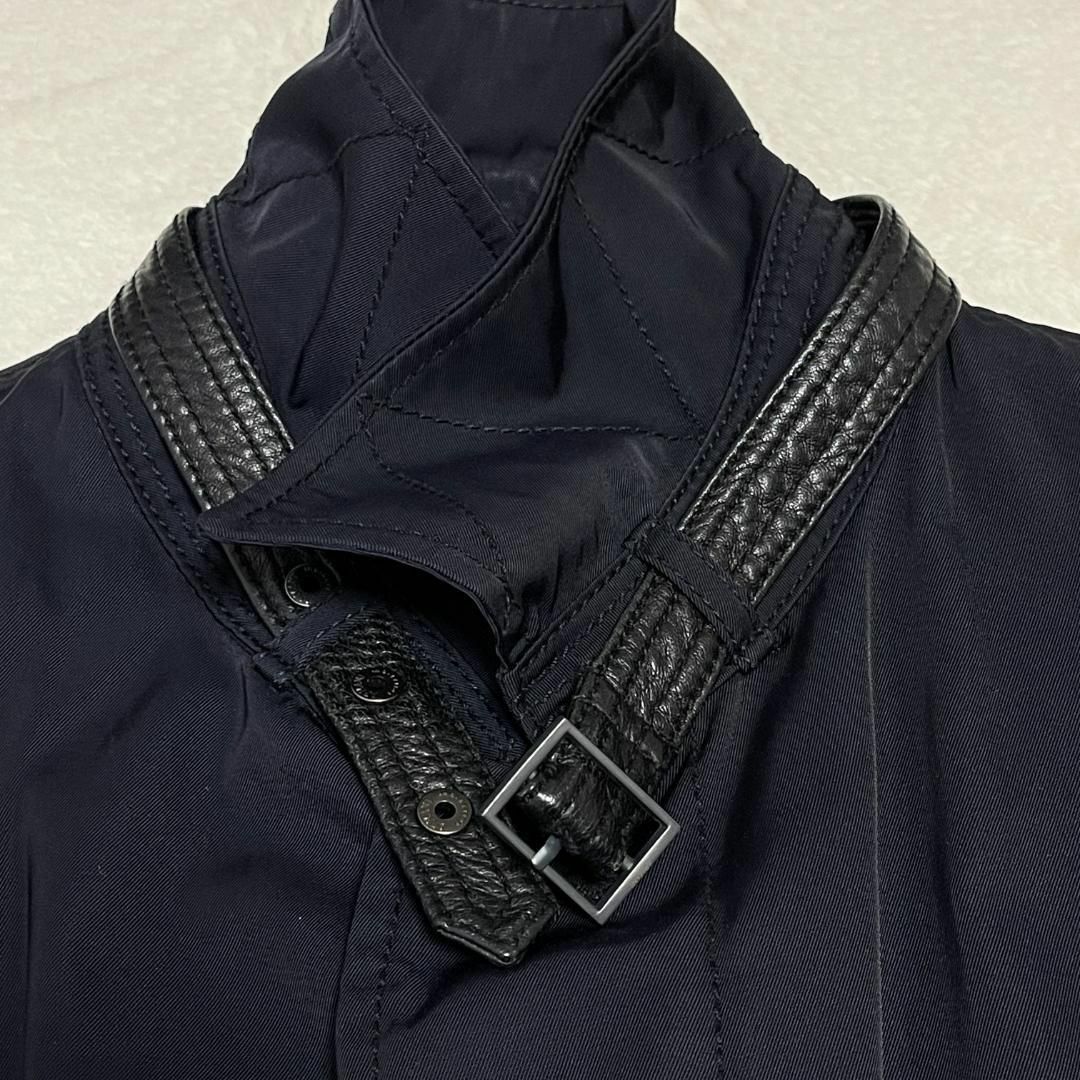 ARMANI COLLEZIONI(アルマーニ コレツィオーニ)のアルマーニコレツォーニ XL 黒 レザー飾り 高級 50 ステンカラーコート メンズのジャケット/アウター(ステンカラーコート)の商品写真