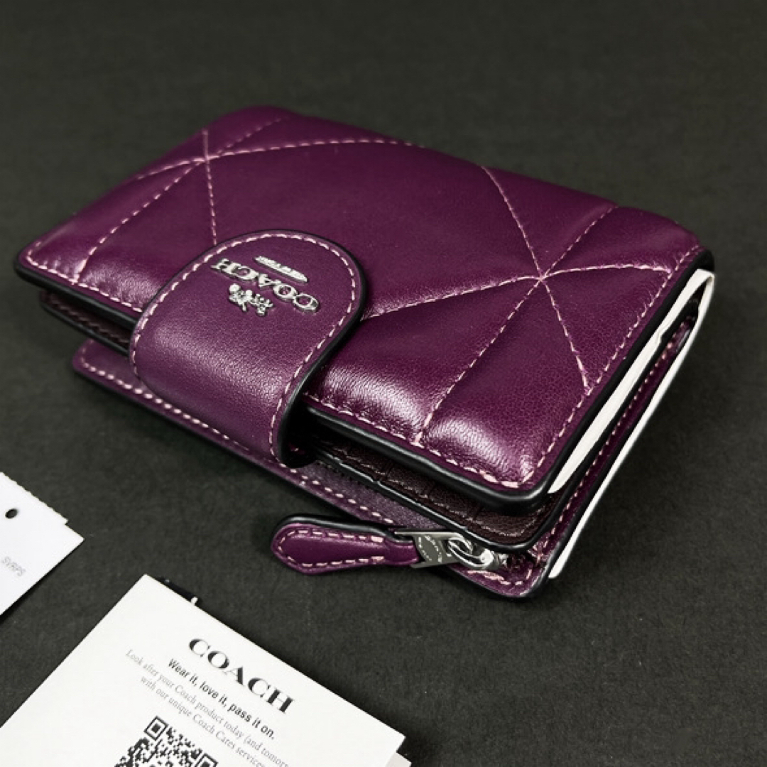 COACH(コーチ)のCOACH パフィー ダイアモンド キルティング 二つ折り財布 ベリー 新品 レディースのファッション小物(財布)の商品写真
