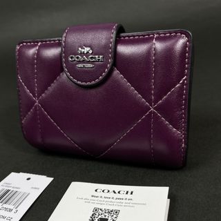 コーチ(COACH)のCOACH パフィー ダイアモンド キルティング 二つ折り財布 ベリー 新品(財布)