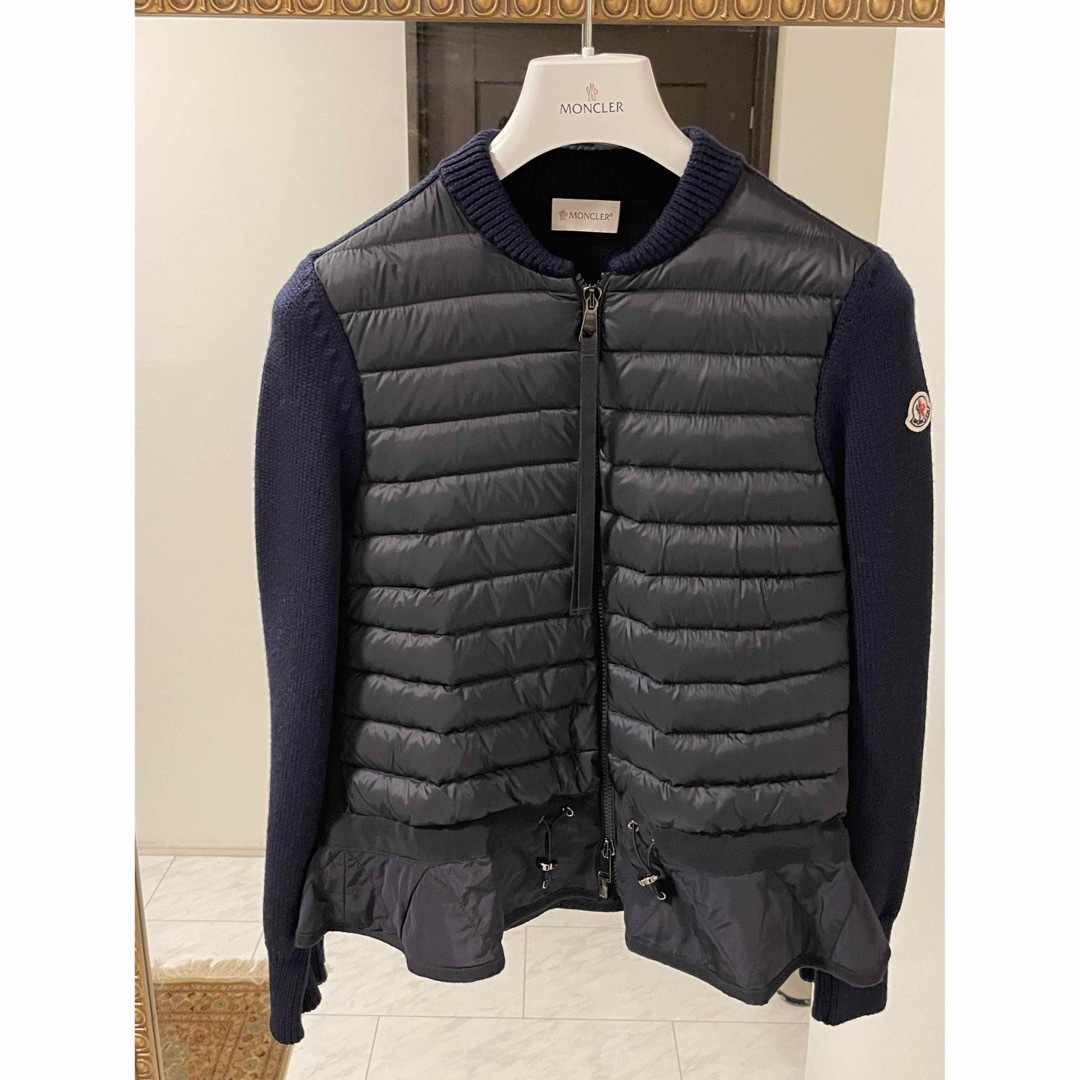 MONCLER(モンクレール)の極美品　モンクレール◎ペプラム★ニットダウン黒✖︎ダークネイビーサイズS レディースのジャケット/アウター(ダウンジャケット)の商品写真