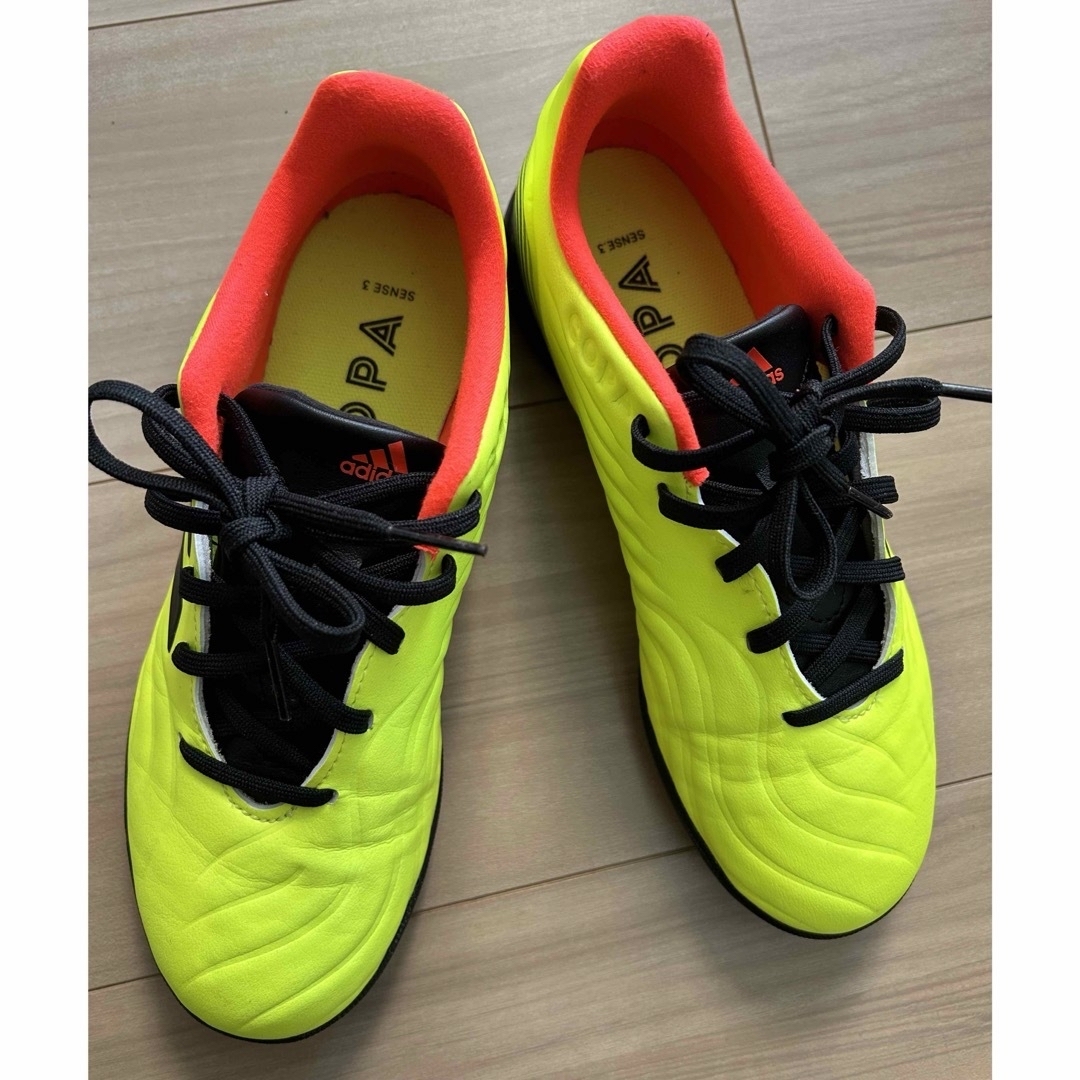 adidas(アディダス)の未使用アディダス キッズ ジュニア サッカー トレーニングシューズ スポーツ/アウトドアのサッカー/フットサル(シューズ)の商品写真
