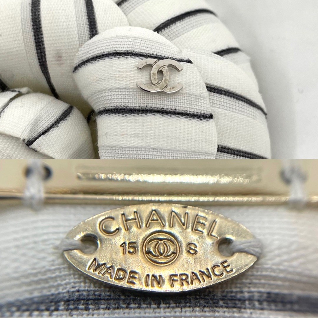 CHANEL(シャネル)の【大特価】CHANEL シャネル ブローチ カメリア ストライプ ココマーク ココ コサージュ アクセサリー 小物    15S ホワイト 白 グレー シルバー金具 レディース 約8.6g【中古品】 レディースのアクセサリー(ブローチ/コサージュ)の商品写真