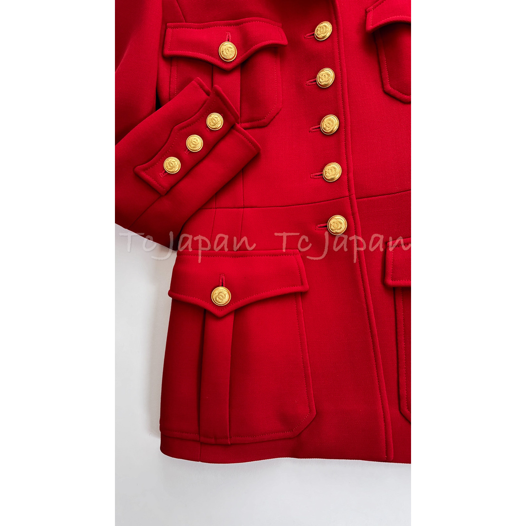 CHANEL(シャネル)のシャネル ジャケット スーツ CHANEL ヴィンテージ Xmas レッド 赤 ゴールド CC ボタン ウール ミリタリー スカート 36 38 超美品 レディースのジャケット/アウター(テーラードジャケット)の商品写真