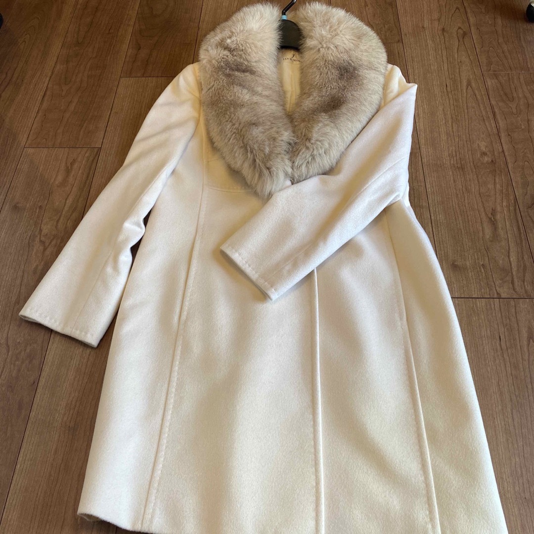 カシミヤ　フォックスファー　コート　白 レディースのジャケット/アウター(毛皮/ファーコート)の商品写真