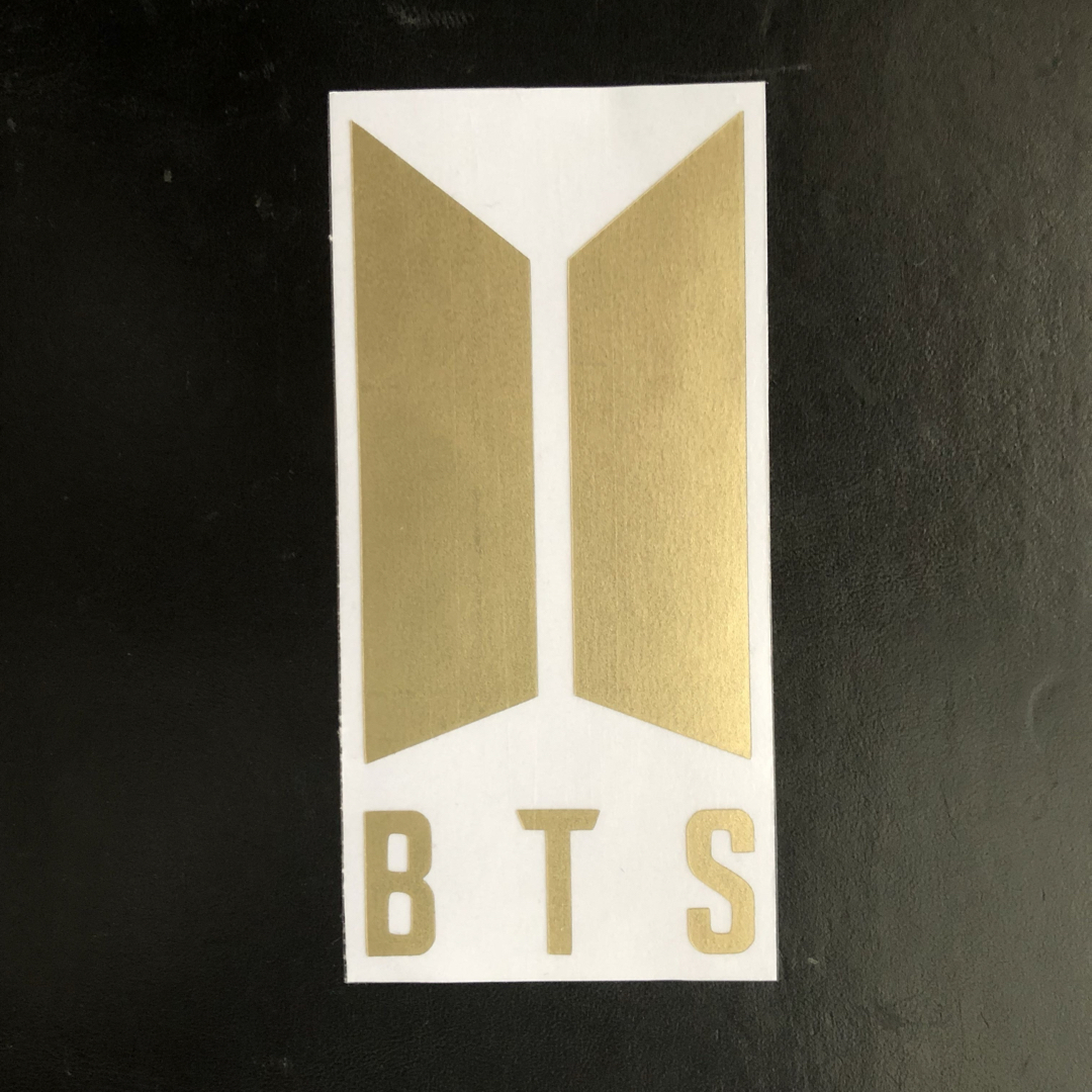 防弾少年団(BTS)(ボウダンショウネンダン)のBTS  カッティング  ステッカー ★ ゴールド エンタメ/ホビーのタレントグッズ(アイドルグッズ)の商品写真