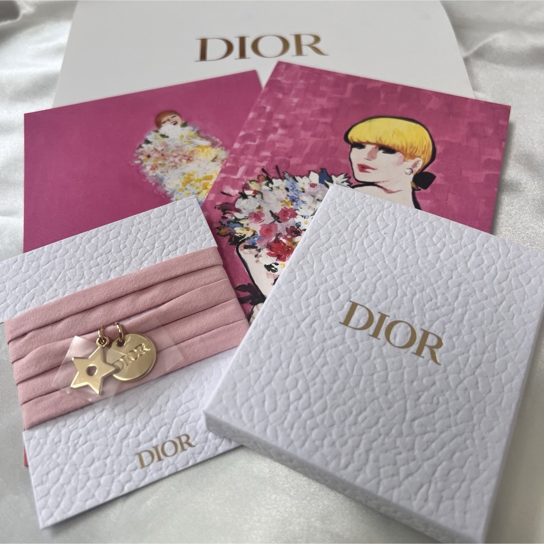 Dior(ディオール)のDIORノベルティチャーム　ポストカード付き🎵 レディースのアクセサリー(チャーム)の商品写真