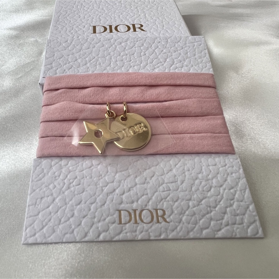 Dior(ディオール)のDIORノベルティチャーム　ポストカード付き🎵 レディースのアクセサリー(チャーム)の商品写真