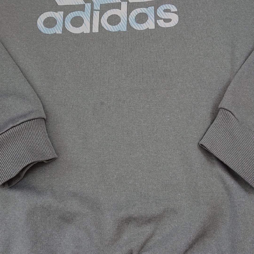 adidas(アディダス)のアディダス トレーナー スウェット 160 グレー キッズ/ベビー/マタニティのキッズ服男の子用(90cm~)(Tシャツ/カットソー)の商品写真