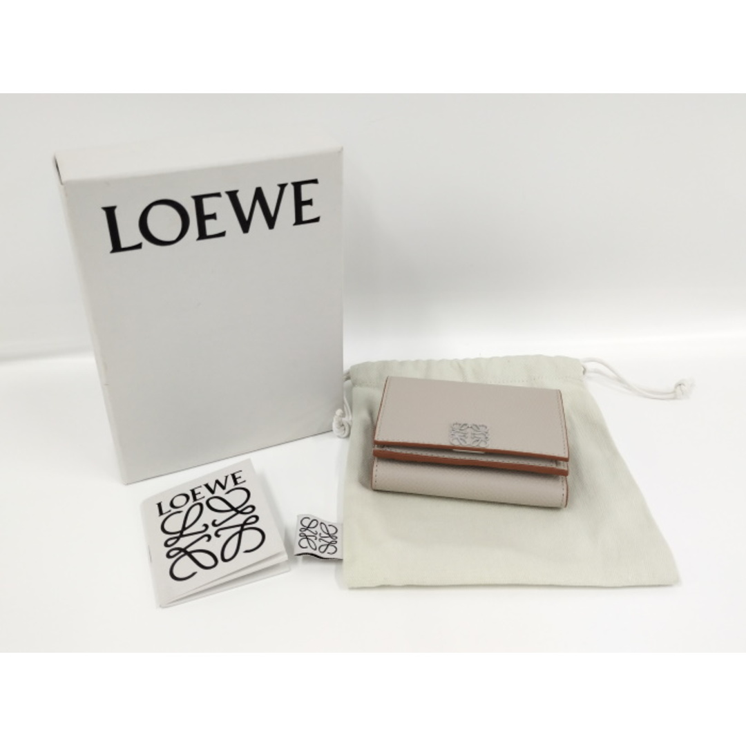 LOEWE(ロエベ)のLOEWE トライフォールド ウォレット 三つ折り財布 アナグラム レザー レディースのファッション小物(財布)の商品写真