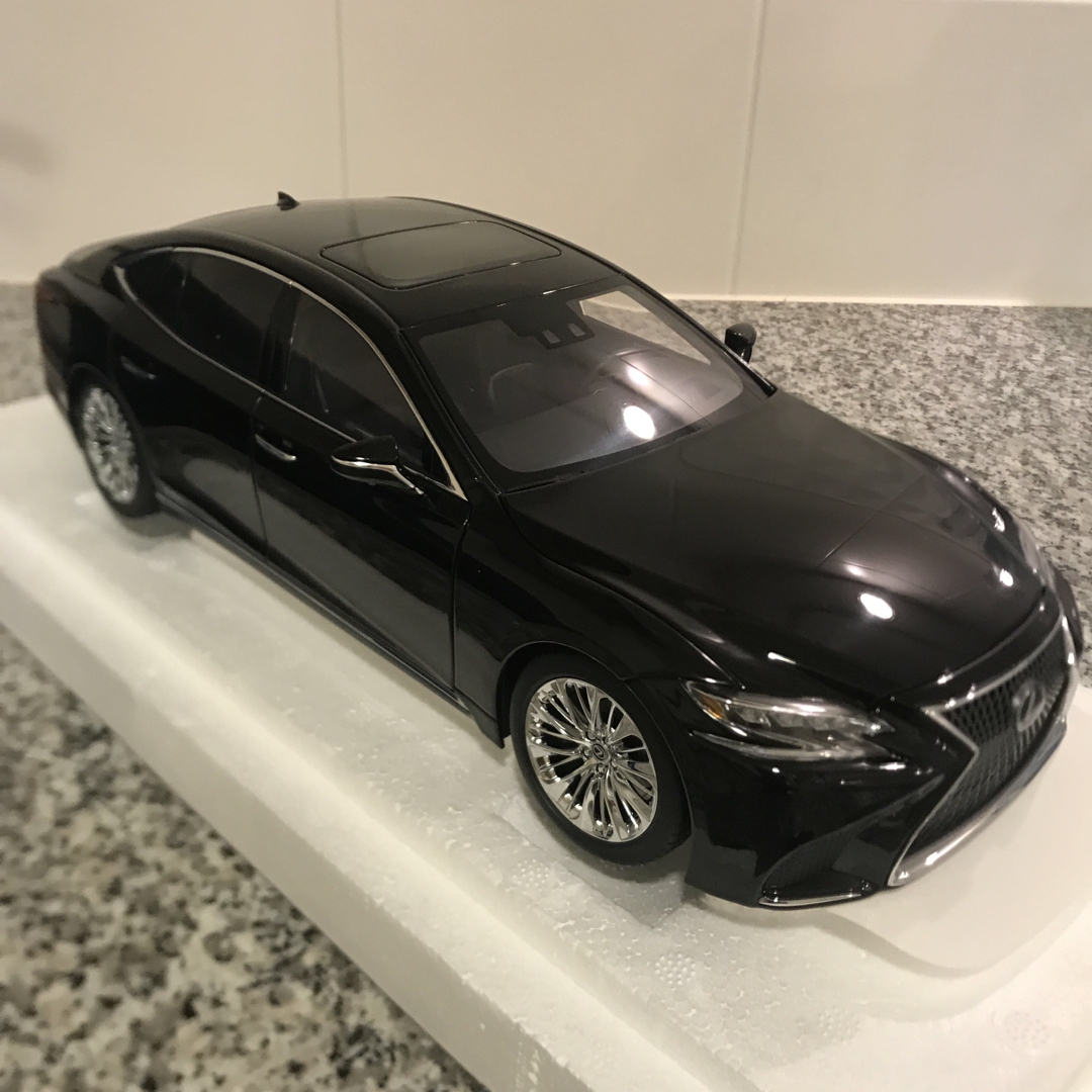 トヨタ(トヨタ)の【希少大人気 】LEXUS レクサス1/18 LS500h ミニカー　BLACK エンタメ/ホビーのおもちゃ/ぬいぐるみ(ミニカー)の商品写真