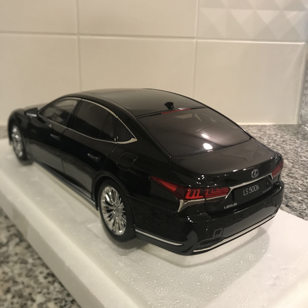 トヨタ(トヨタ)の【希少大人気 】LEXUS レクサス1/18 LS500h ミニカー　BLACK エンタメ/ホビーのおもちゃ/ぬいぐるみ(ミニカー)の商品写真