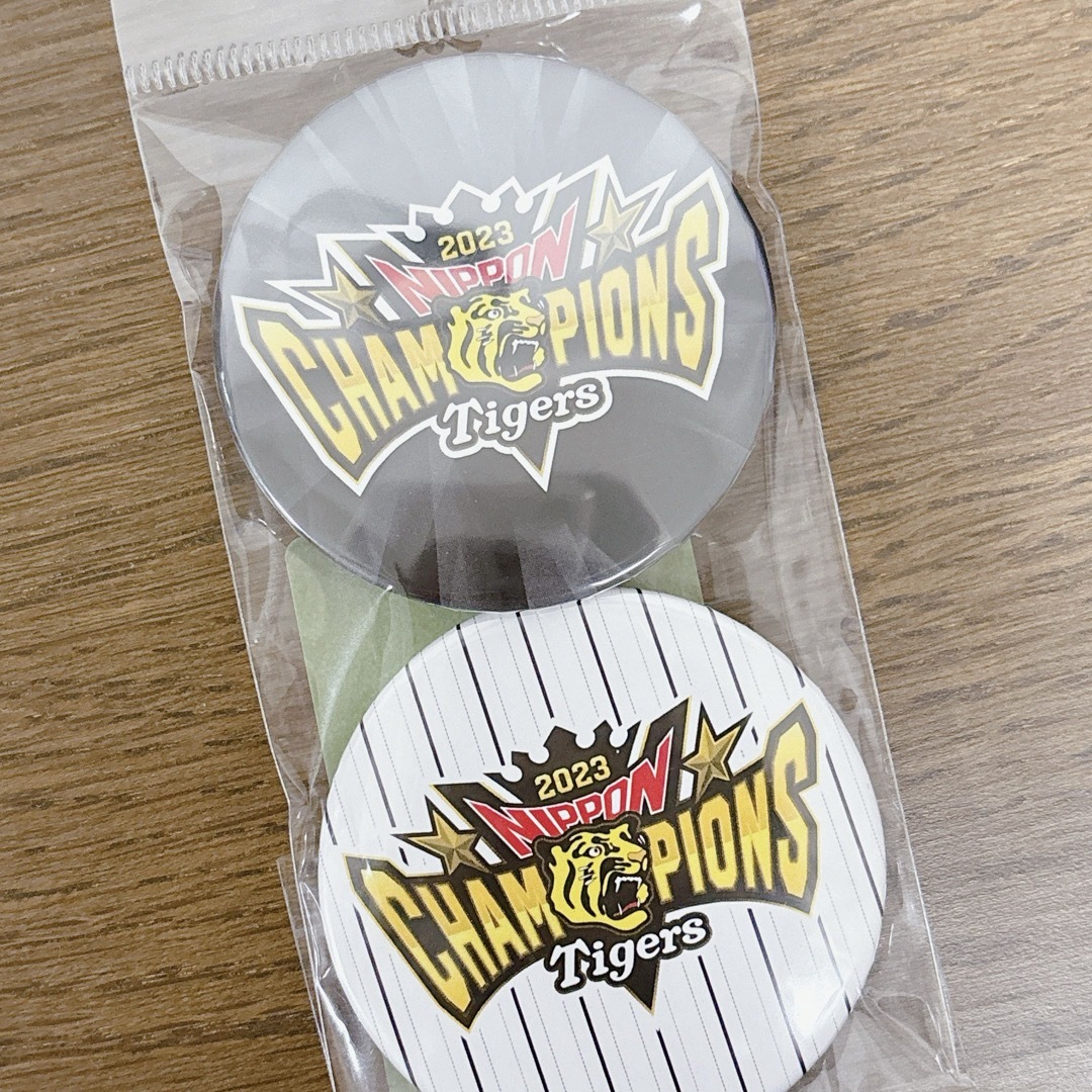 阪神タイガース(ハンシンタイガース)の阪神タイガース 日本一 缶バッジ2個セット スポーツ/アウトドアの野球(記念品/関連グッズ)の商品写真