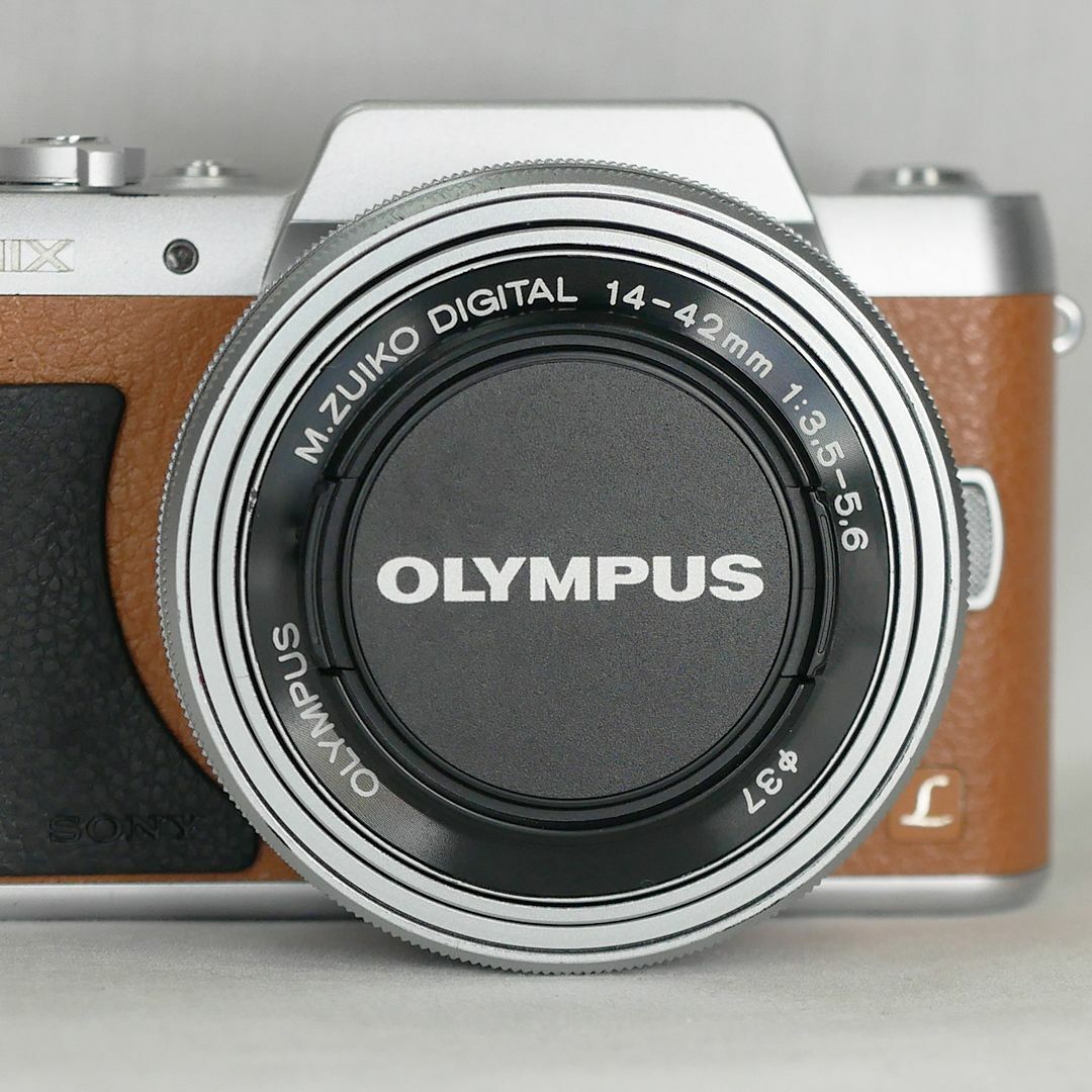 OLYMPUS(オリンパス)のオリンパス 電動パンケーキレンズ M.ZUIKO 14-42mm シルバー スマホ/家電/カメラのカメラ(レンズ(ズーム))の商品写真