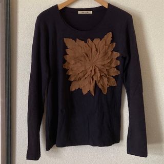 スコットクラブ(SCOT CLUB)のお花モチーフカットソー　ネイビー×モカ(カットソー(長袖/七分))