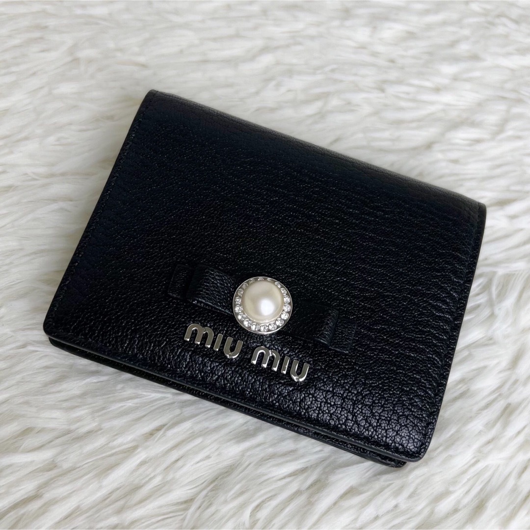 miumiu(ミュウミュウ)の新品♡RFIDモデル♡カード♡保存箱付♡ミュウミュウ パール リボン ミニ財布 レディースのファッション小物(財布)の商品写真