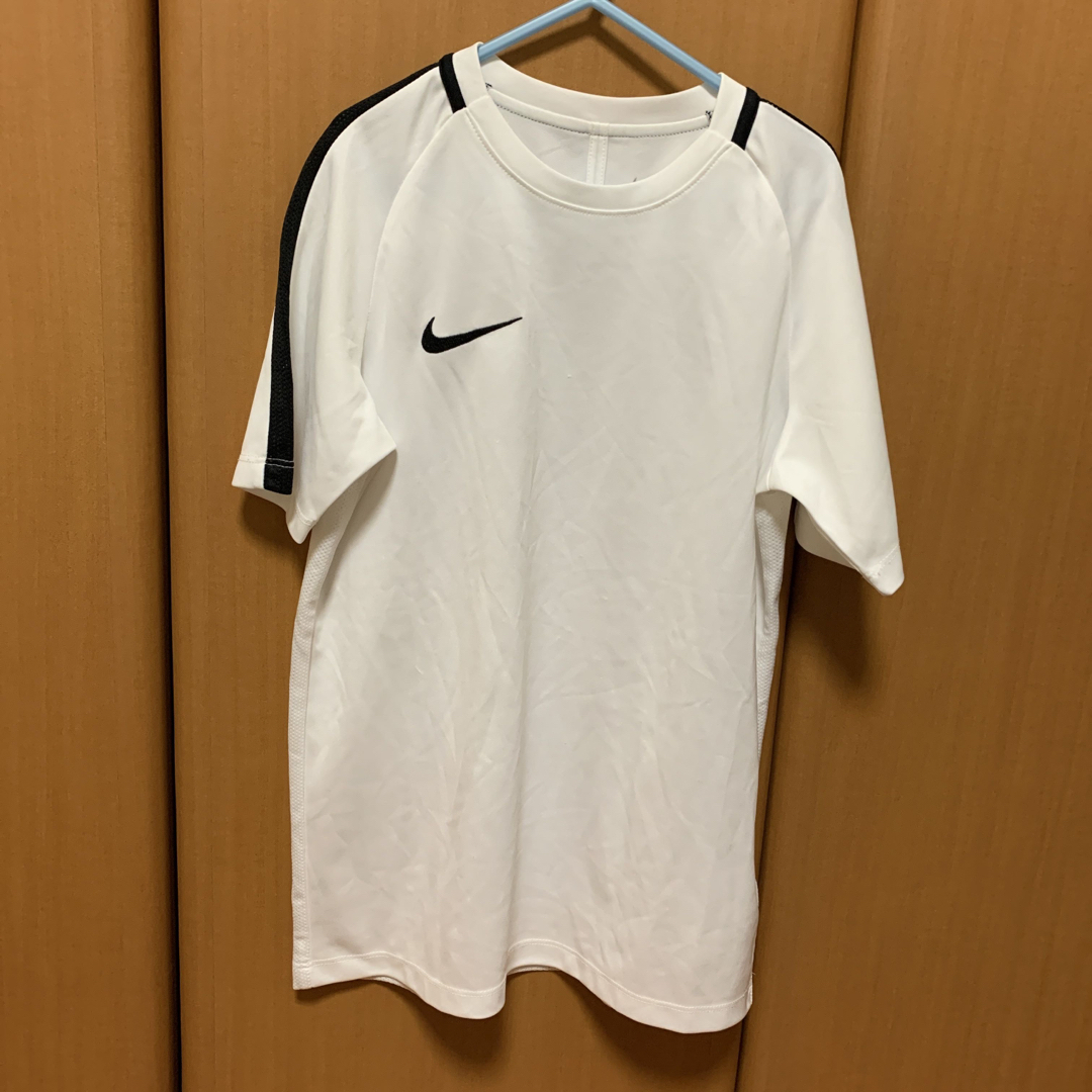 NIKE(ナイキ)のNIKE Tシャツ　キッズM キッズ/ベビー/マタニティのキッズ服男の子用(90cm~)(Tシャツ/カットソー)の商品写真