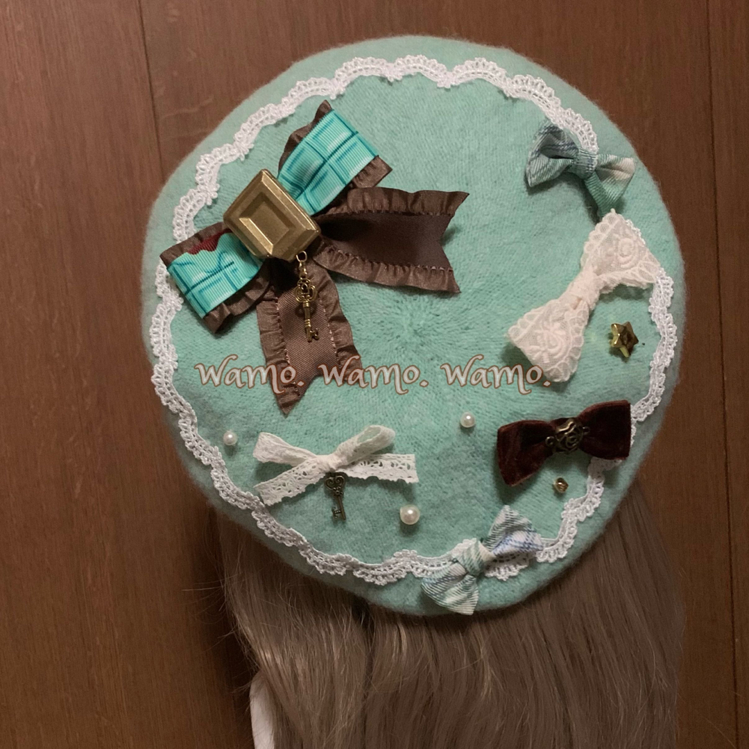 Amavel(アマベル)の板チョコリボンブローチ　リボンたくさんミントベレー帽 レディースの帽子(ハンチング/ベレー帽)の商品写真