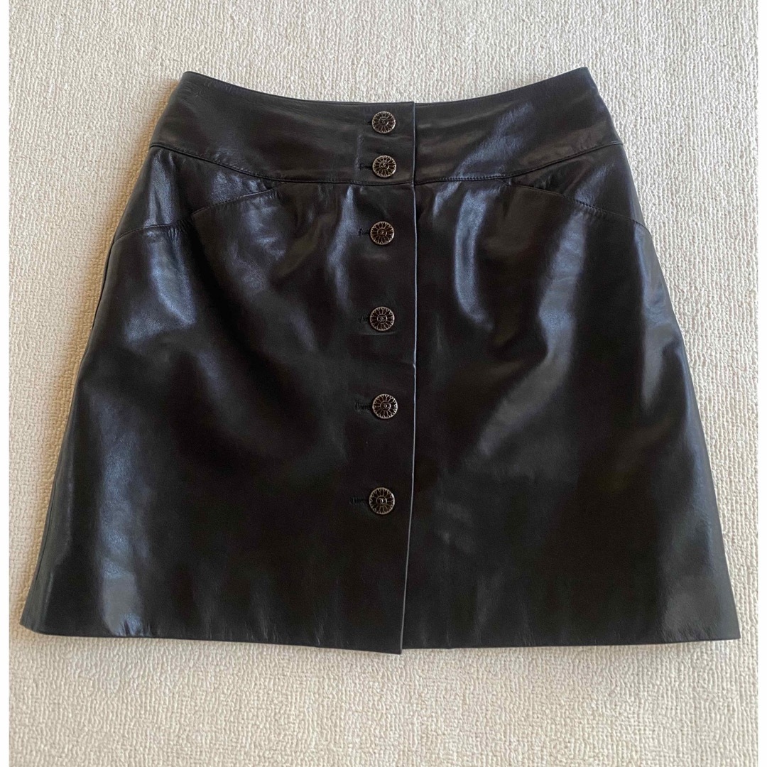 CHANEL(シャネル)の美品　シャネル　前ボタンラムレザースカート レディースのスカート(ミニスカート)の商品写真
