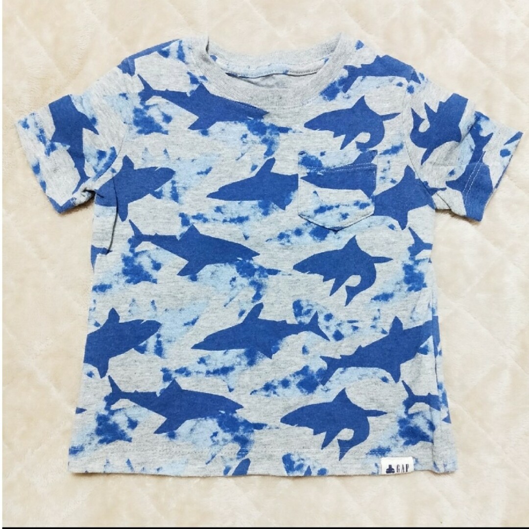 babyGAP(ベビーギャップ)の【専用おまとめ】babyGAP　Tシャツ 90　２枚 キッズ/ベビー/マタニティのキッズ服男の子用(90cm~)(Tシャツ/カットソー)の商品写真