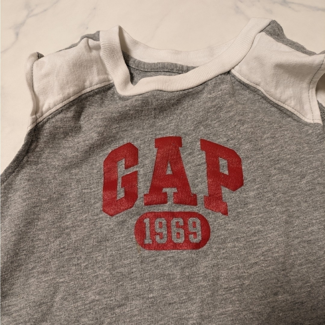 GAP Kids(ギャップキッズ)のGAP kids　タンクトップ 【120】 キッズ　メンズ　レディース　グレー キッズ/ベビー/マタニティのキッズ服男の子用(90cm~)(Tシャツ/カットソー)の商品写真