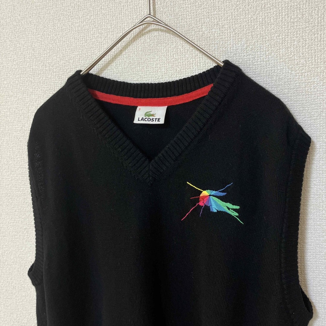 LACOSTE(ラコステ)のLACOSTE ラコステ　ニット　ベスト　カラフルロゴ刺繍　ブラック　サイズ3 メンズのトップス(ニット/セーター)の商品写真