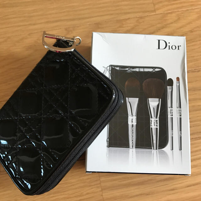 Dior(ディオール)の新品、未使用  Diorメイクブラシ＆ポーチセット  コスメ/美容のキット/セット(コフレ/メイクアップセット)の商品写真