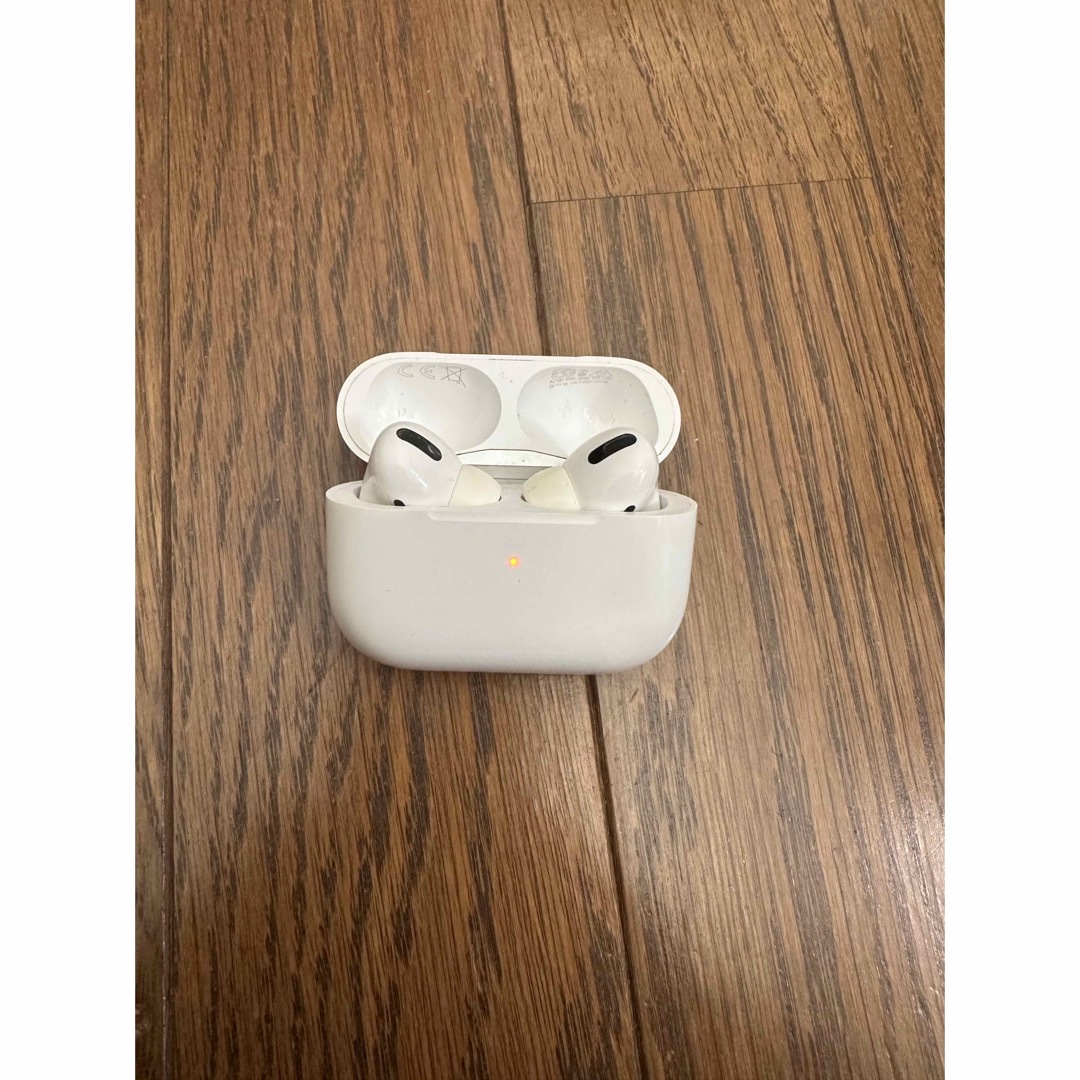 Apple(アップル)のAirPods pro （本体＋両耳） スマホ/家電/カメラのオーディオ機器(ヘッドフォン/イヤフォン)の商品写真