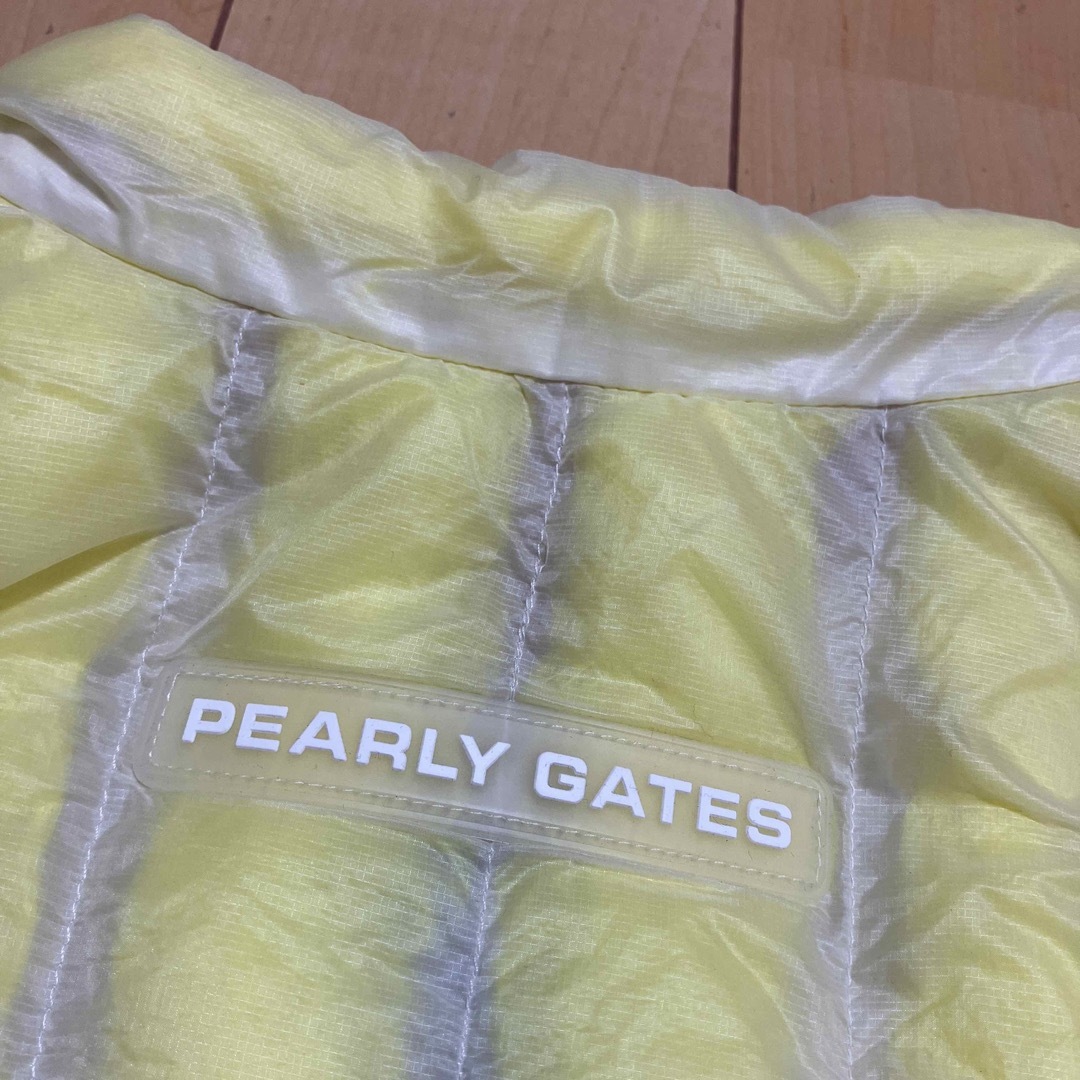 PEARLY GATES(パーリーゲイツ)のパーリーゲイツ　PEARLY GATES  中綿　ベスト　メンズ　黄色　サイズ4 スポーツ/アウトドアのゴルフ(ウエア)の商品写真