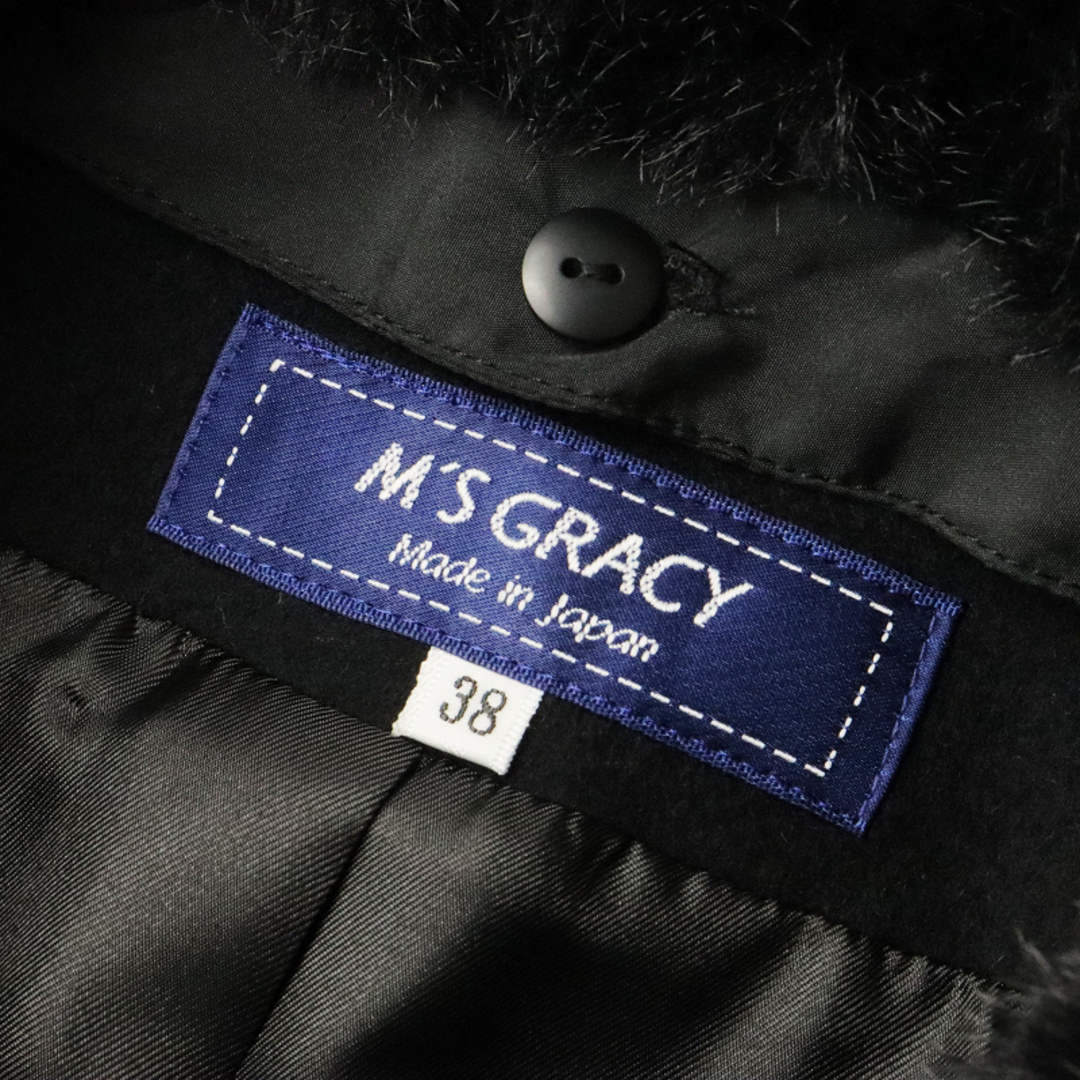 M'S GRACY(エムズグレイシー)の定価9.3万 極美品 2022AWカタログ掲載品 エムズグレイシー M'S GRACY スーパー120ドレスコート 38/ブラック エコファー【2400013602471】 レディースのジャケット/アウター(その他)の商品写真