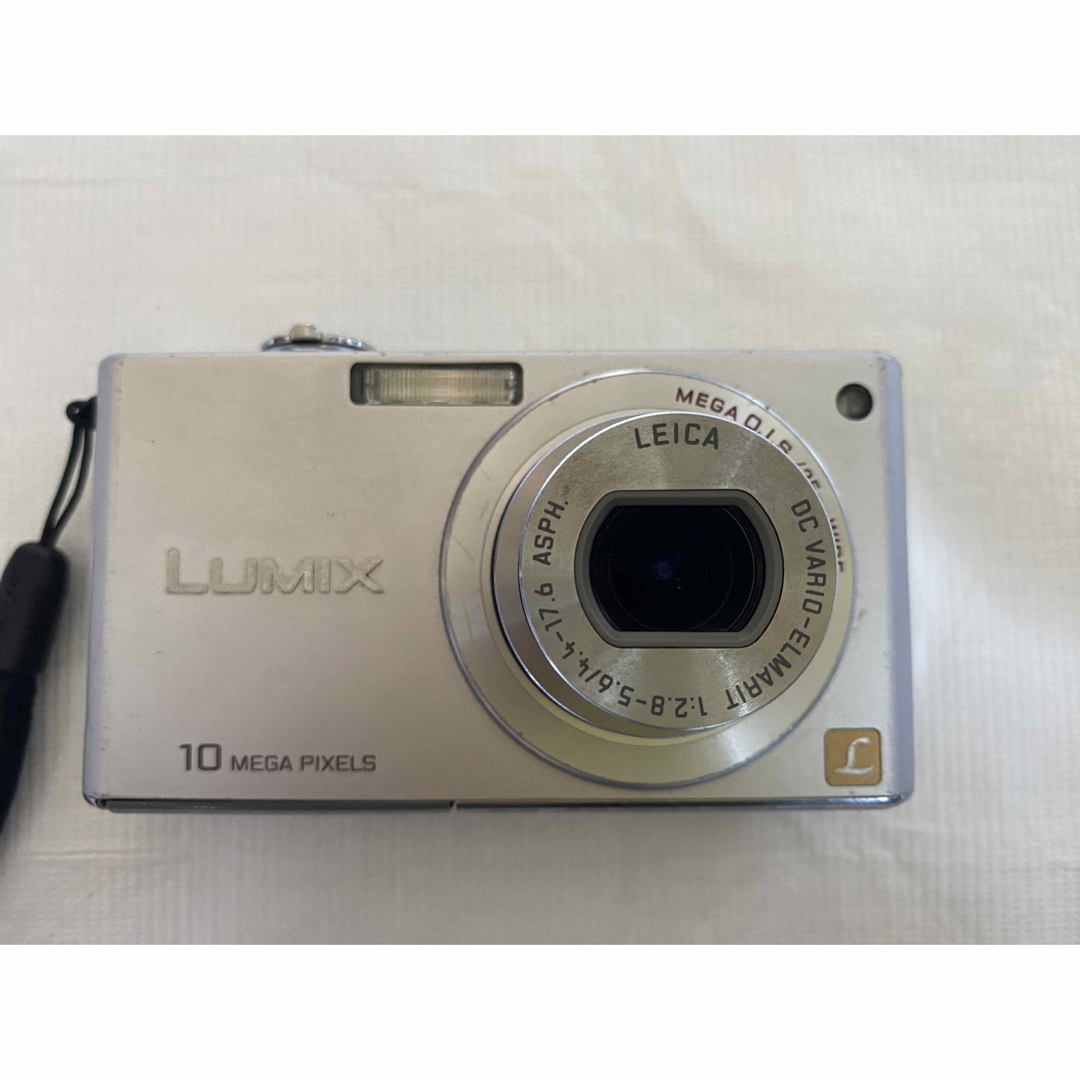 Panasonic(パナソニック)のPanasonic LUMIX DMC-FX35 シルバー スマホ/家電/カメラのカメラ(コンパクトデジタルカメラ)の商品写真