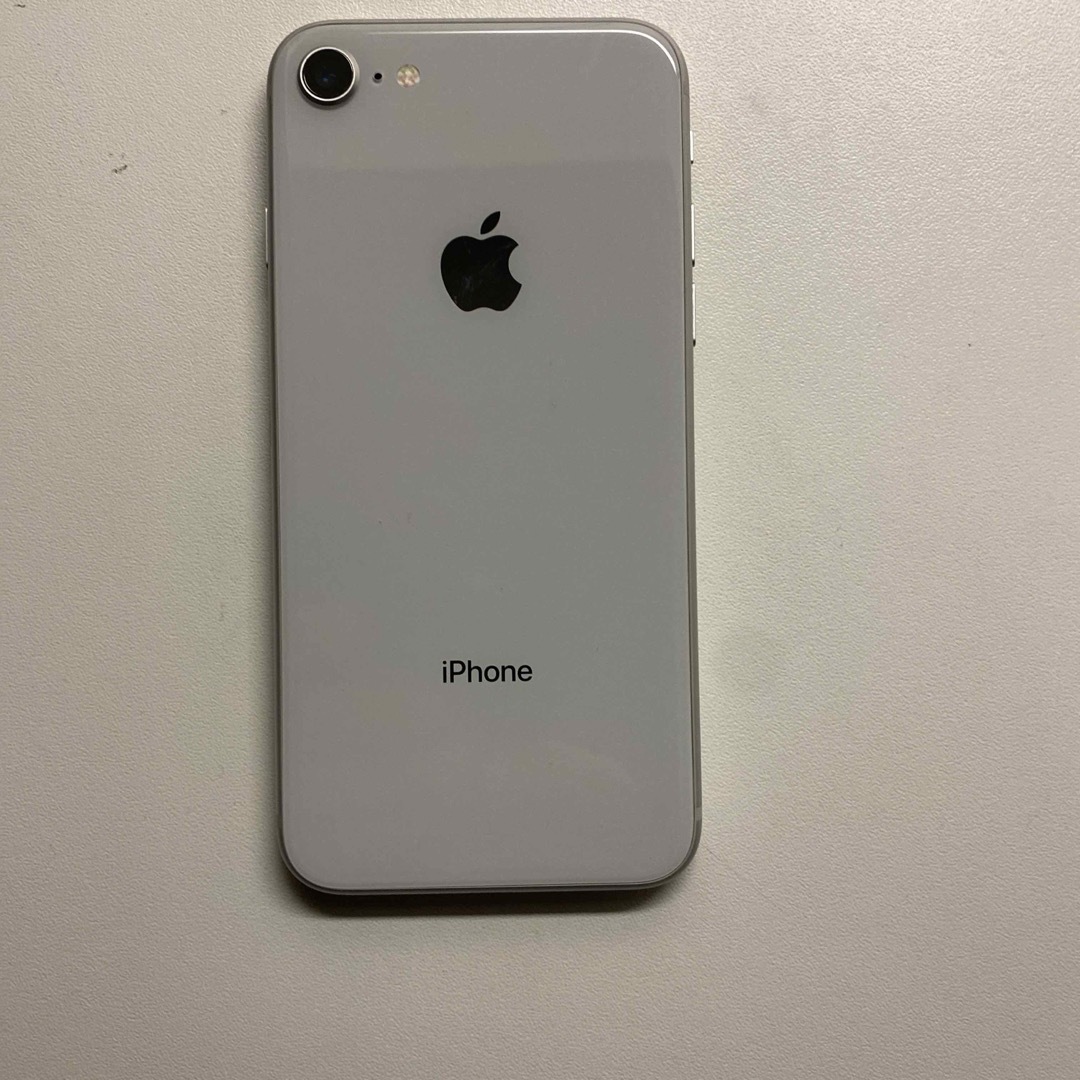 iPhone8 シルバー SIMフリー 64G スマホ/家電/カメラのスマートフォン/携帯電話(スマートフォン本体)の商品写真