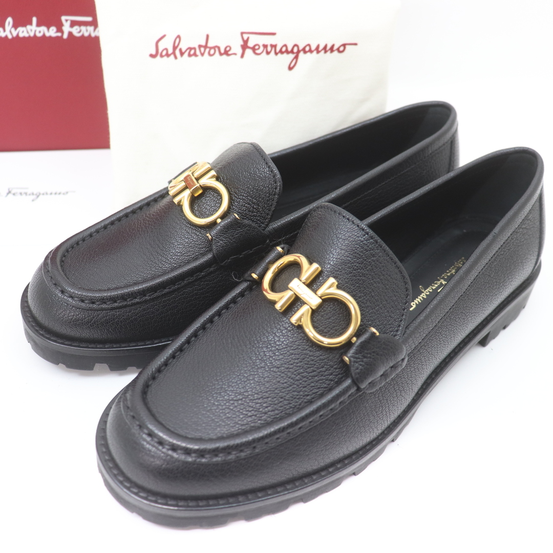 Salvatore Ferragamo(サルヴァトーレフェラガモ)のIT3QCFSAOGZ0 未使用 保管品 Salvatore Ferragamo フェラガモ ローファー ガンチーニ ブラック サイズ61/2 レディースの靴/シューズ(ローファー/革靴)の商品写真