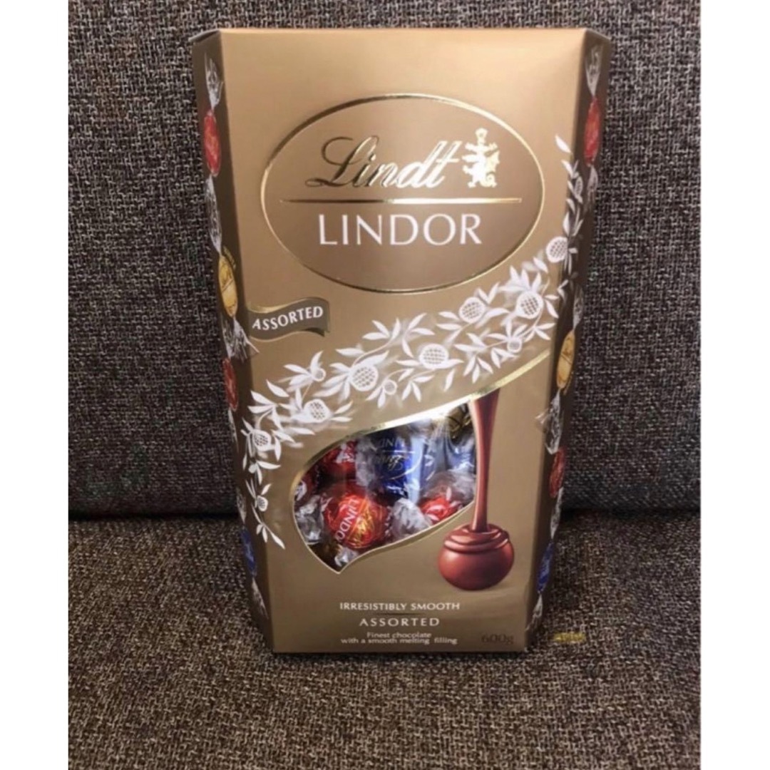 Lindt(リンツ)のコストコ リンツリンドールチョコレートゴールドアソート　1箱4種類48個 食品/飲料/酒の食品(菓子/デザート)の商品写真