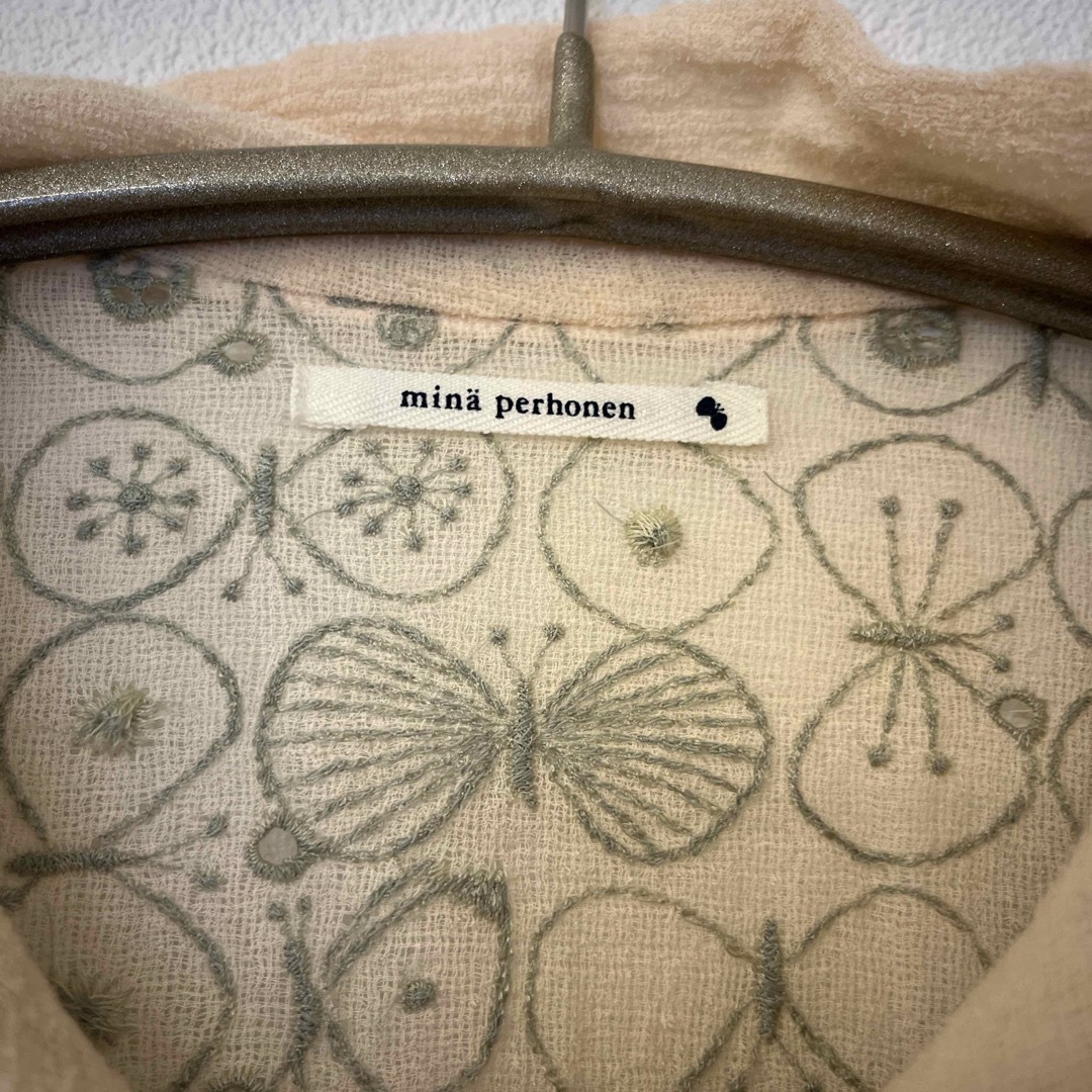 mina perhonen(ミナペルホネン)のミナペルホネン　party 刺繍　ブラウス　ベージュ　パーティー レディースのトップス(シャツ/ブラウス(半袖/袖なし))の商品写真