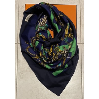 エルメス(Hermes)の美品　美しいエメラルドグリーンとブルー　エルメス スカーフ カレ 大判 シルク(バンダナ/スカーフ)
