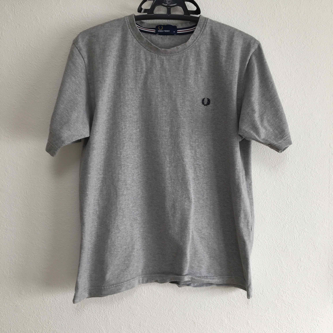 FRED PERRY(フレッドペリー)のフレッドペリー　Tシャツ  グレー　Mサイズ メンズのトップス(Tシャツ/カットソー(半袖/袖なし))の商品写真