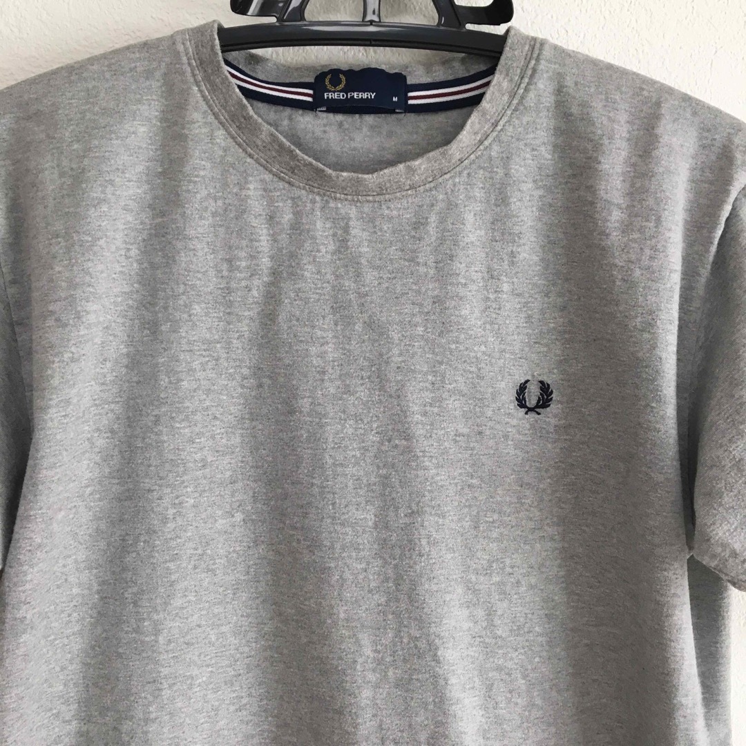 FRED PERRY(フレッドペリー)のフレッドペリー　Tシャツ  グレー　Mサイズ メンズのトップス(Tシャツ/カットソー(半袖/袖なし))の商品写真