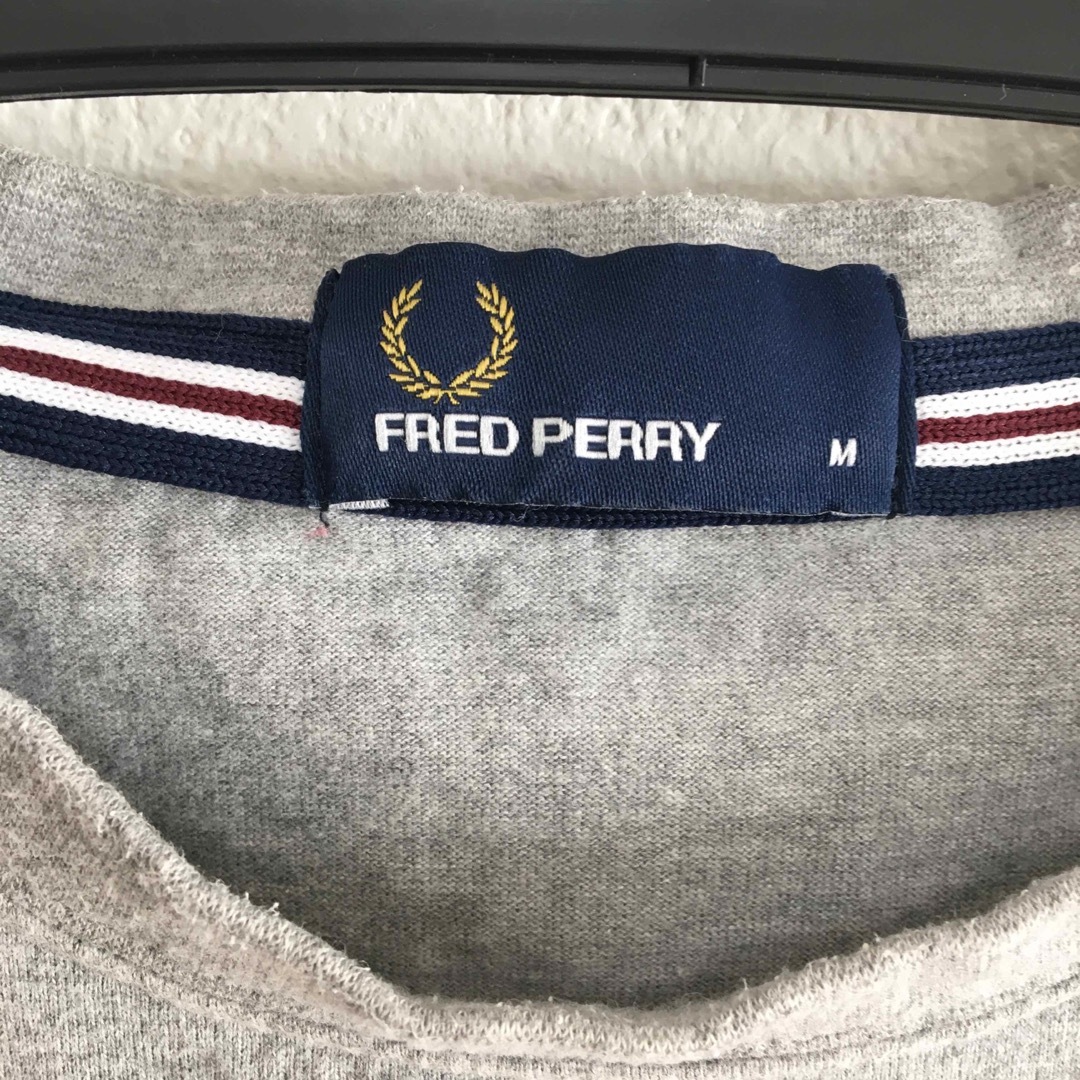 FRED PERRY(フレッドペリー)のフレッドペリー　Tシャツ  グレー　Mサイズ メンズのトップス(Tシャツ/カットソー(半袖/袖なし))の商品写真