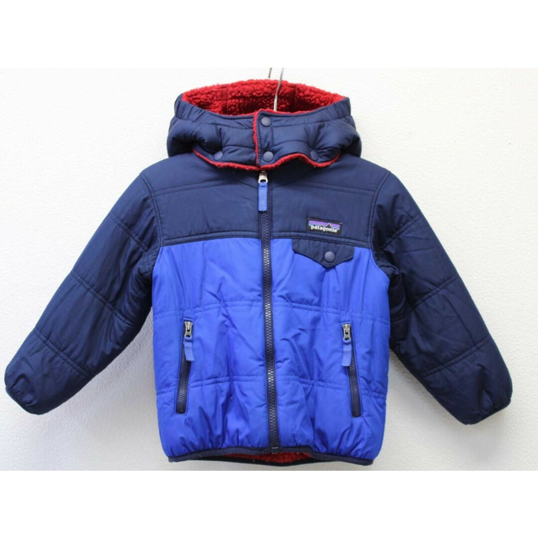 patagonia(パタゴニア)の【冬物 新入荷!】◇パタゴニア/Patagonia◇95cm リバーシブルトリブルズフーディ/中綿ブルゾン/ジャンパー 濃紺×青＆赤【中古】子供服 キッズ kids 男の子 冬 201132 キッズ/ベビー/マタニティのキッズ服女の子用(90cm~)(ジャケット/上着)の商品写真