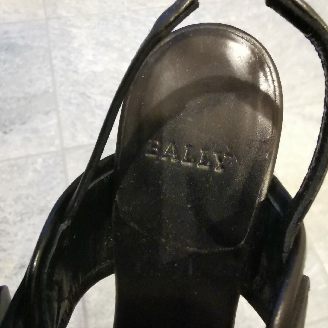 Bally(バリー)のBALLY 黒　サンダル　ストラップ　皮　レザー　ブラック レディースの靴/シューズ(サンダル)の商品写真