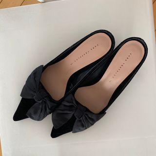 ザラ(ZARA)のZARA TRAFALUC ザラ　黒ベロアリボンミュール　39(ミュール)