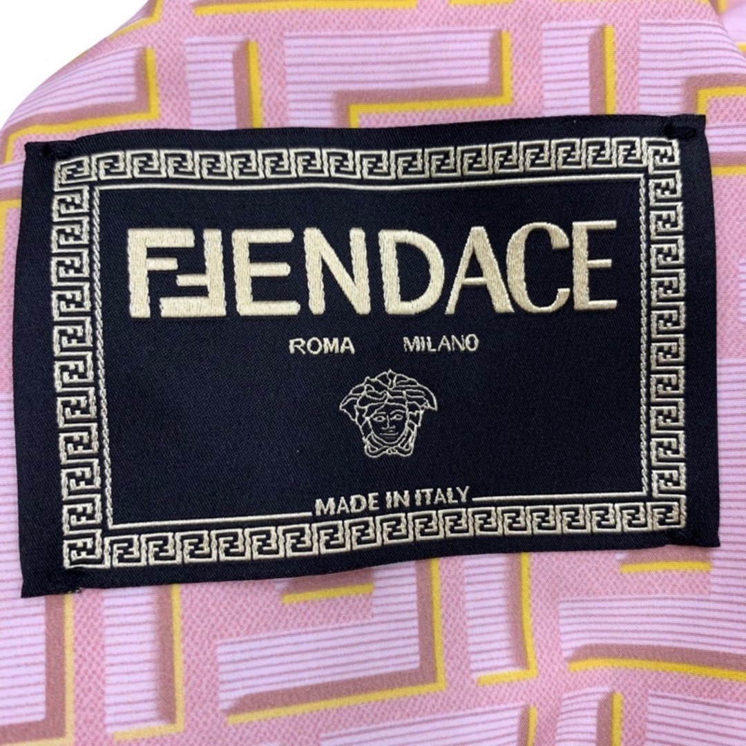 FENDI(フェンディ)のフェンディ FENDI アウター ピンク ゴールド ヴェルサーチェ フェンダーチェ ロゴ ブルゾン リバーシブル レディースのジャケット/アウター(ブルゾン)の商品写真