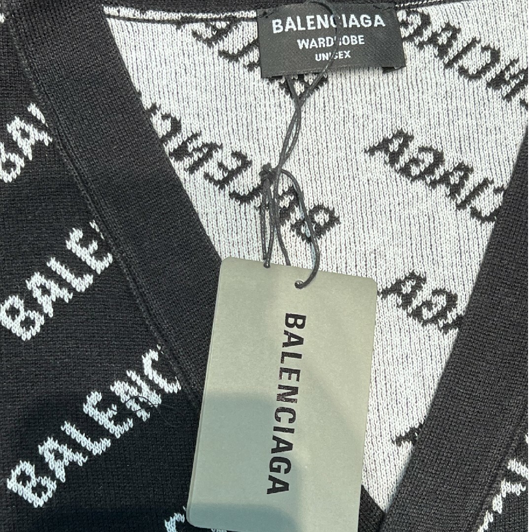 Balenciaga - 【美品】Balenciaga バレンシアガ ロゴ Vネック