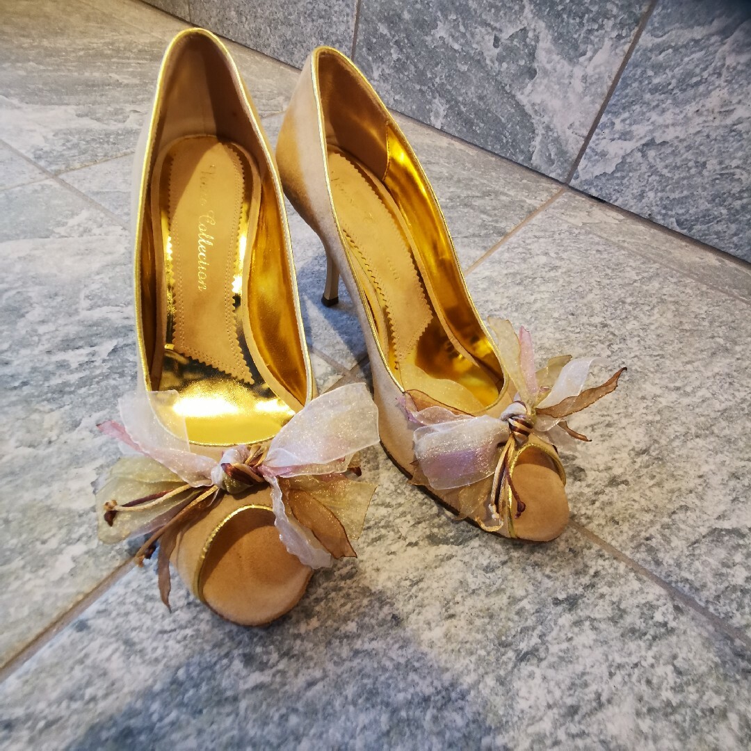 パンプス　ヒール　イタリア製　リボン　ベージュ　スウェード　ゴールド　パーティー レディースの靴/シューズ(ハイヒール/パンプス)の商品写真
